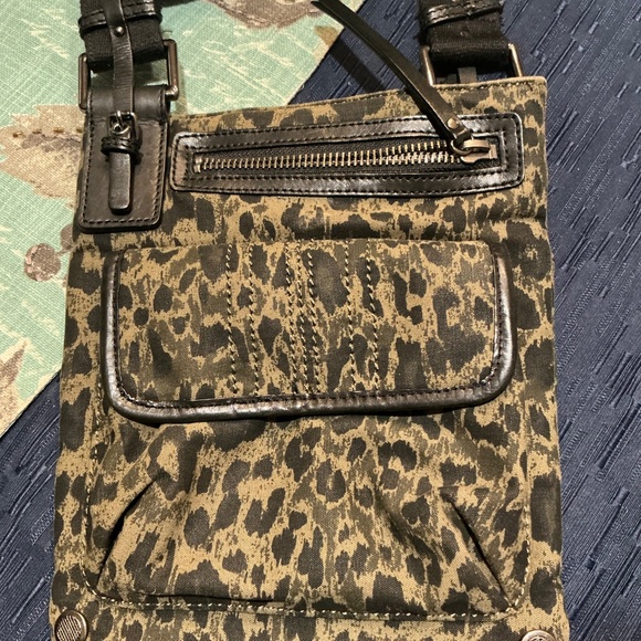 KENNETH COLE LEOPARD PRINT CROSSBODY CANVAS BAG - Picture 2 of 10